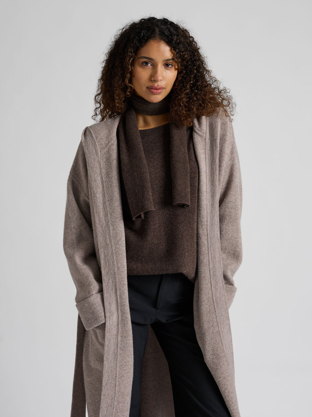 Kashmirgenser "Anna" i 100% cashmere. Norsk design fra Kashmina. Farge: Dark Brown.