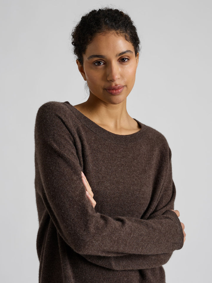 Kashmirgenser "Anna" i 100% cashmere. Norsk design fra Kashmina. Farge: Dark Brown.