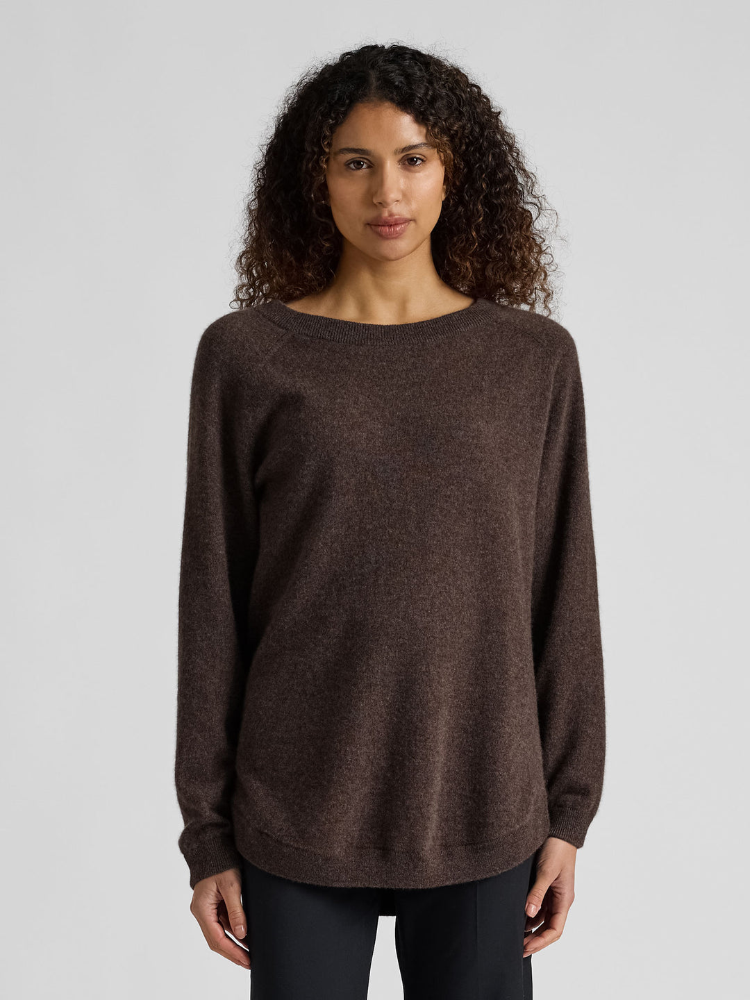 Kashmirgenser "Anna" i 100% cashmere. Norsk design fra Kashmina. Farge: Dark Brown.