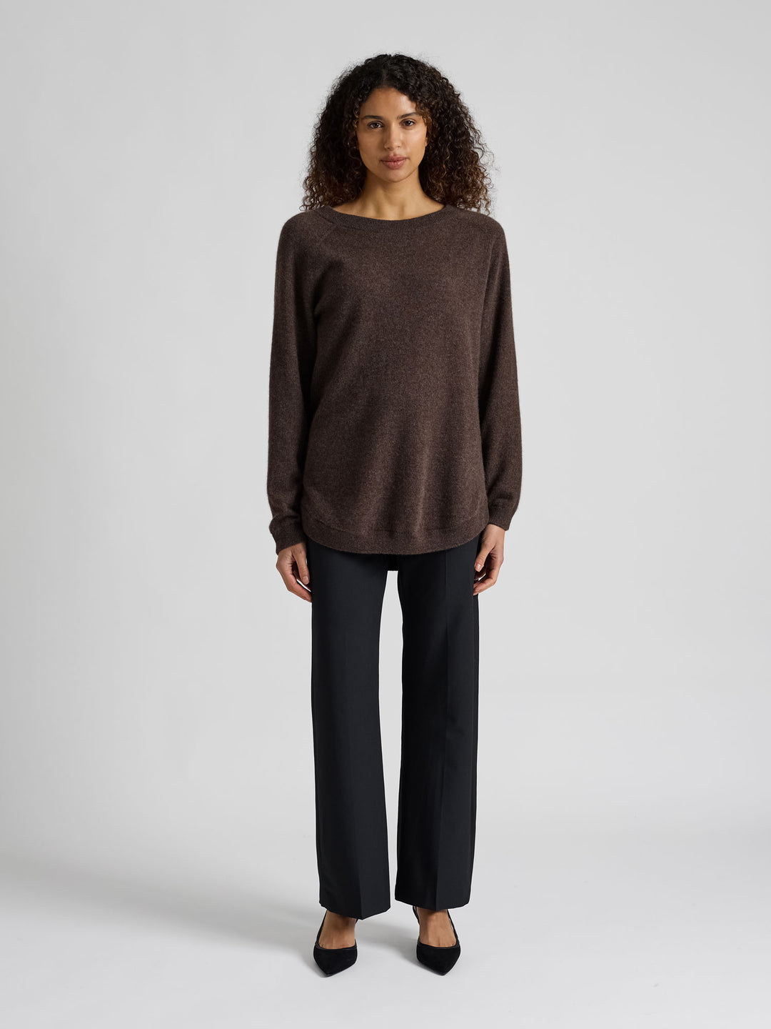 Kashmirgenser "Anna" i 100% cashmere. Norsk design fra Kashmina. Farge: Dark Brown.