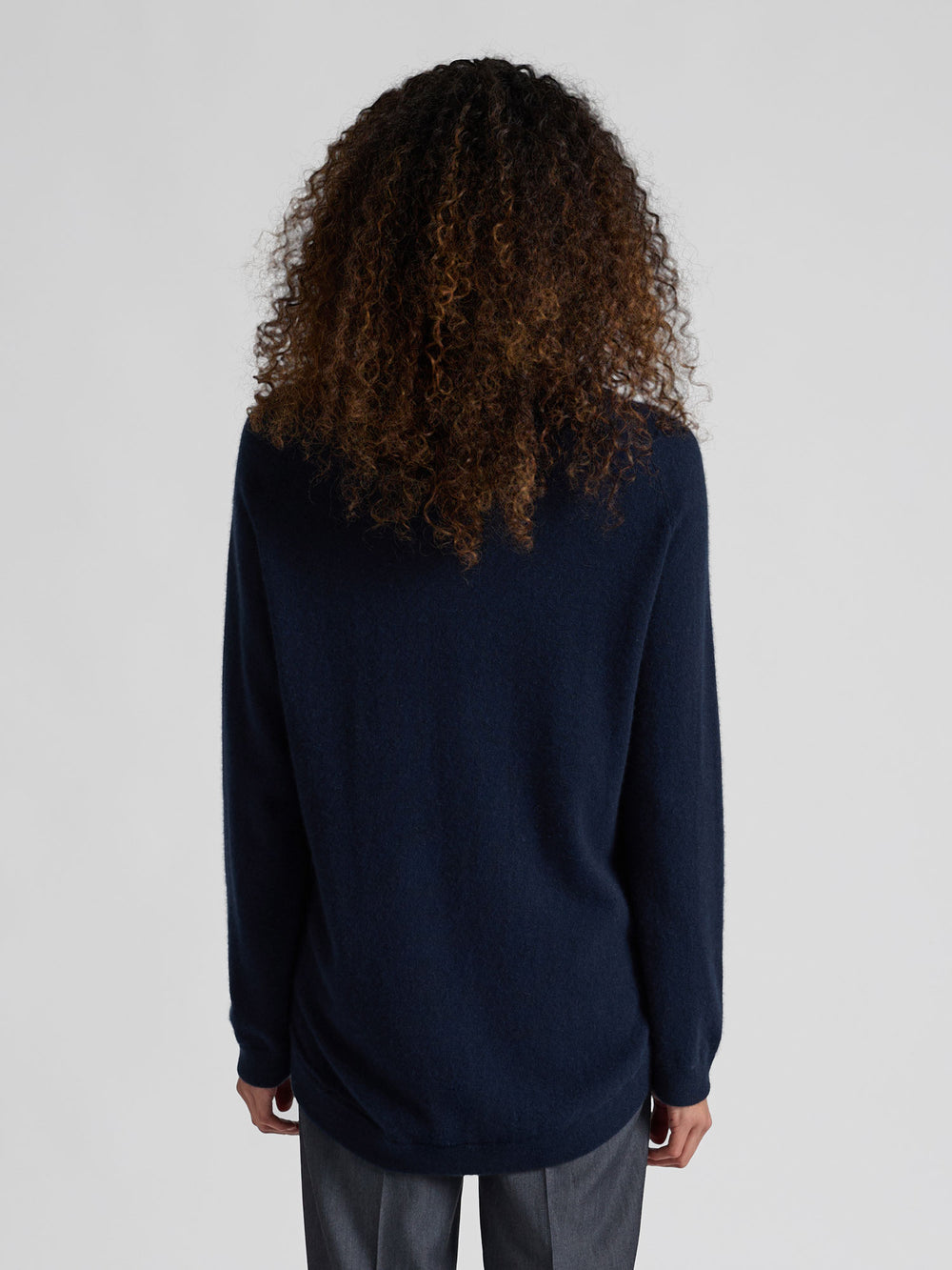 Kashmirgenser "Anna" i 100% cashmere. Norsk design fra Kashmina. Farge: Navy / dark blue.