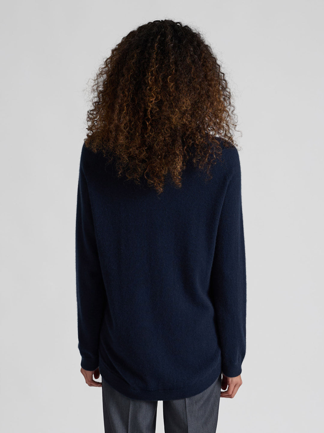 Kashmirgenser "Anna" i 100% cashmere. Norsk design fra Kashmina. Farge: Navy / dark blue.