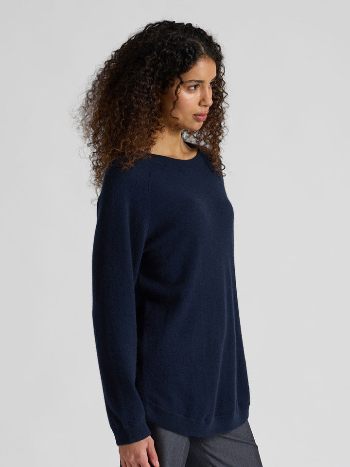 Kashmirgenser "Anna" i 100% cashmere. Norsk design fra Kashmina. Farge: Navy / dark blue.