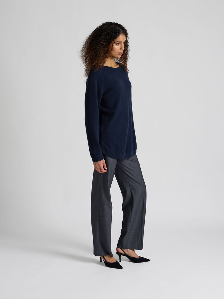 Kashmirgenser "Anna" i 100% cashmere. Norsk design fra Kashmina. Farge: Navy / dark blue.