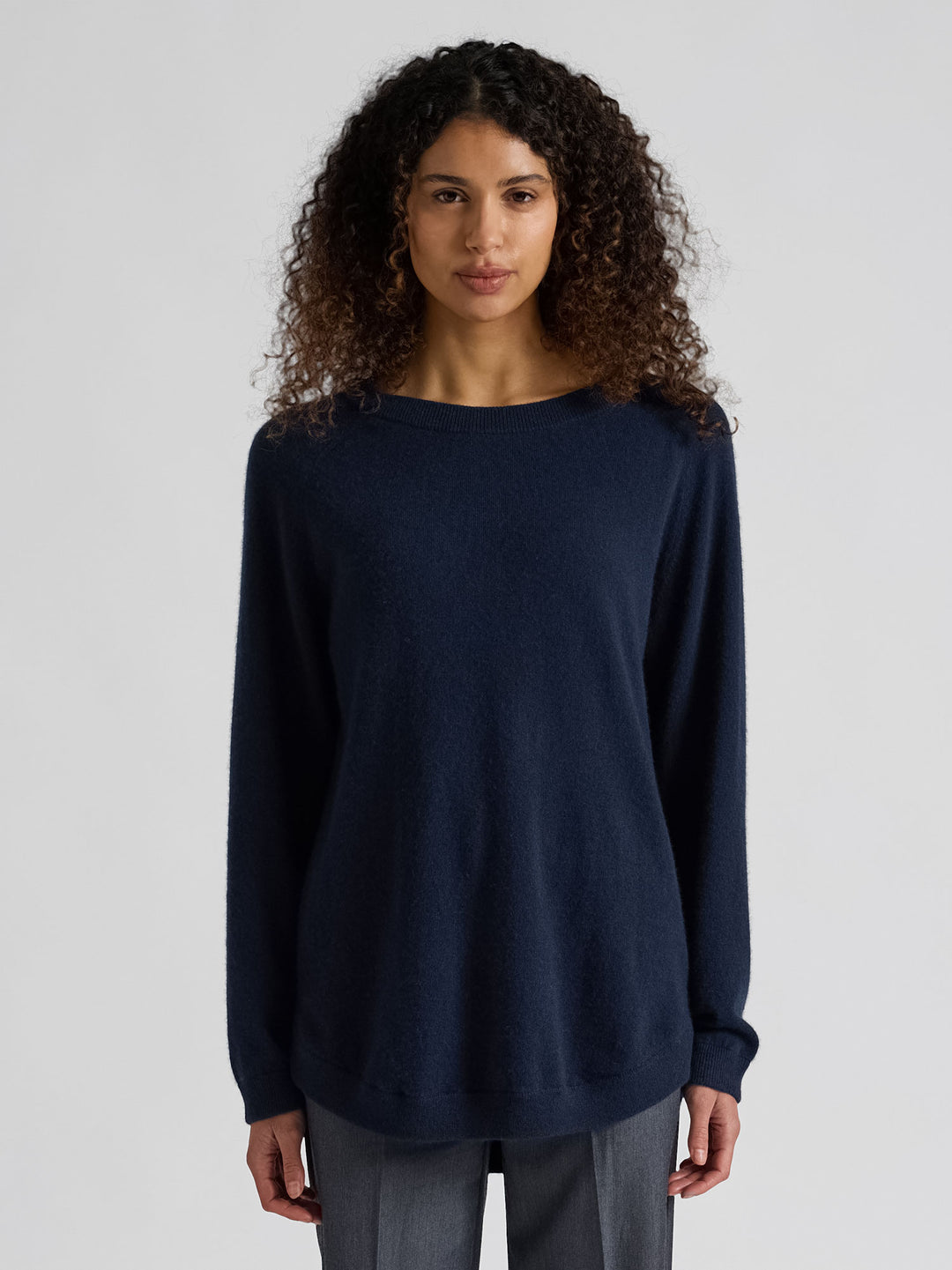 Kashmirgenser "Anna" i 100% cashmere. Norsk design fra Kashmina. Farge: Navy / dark blue.