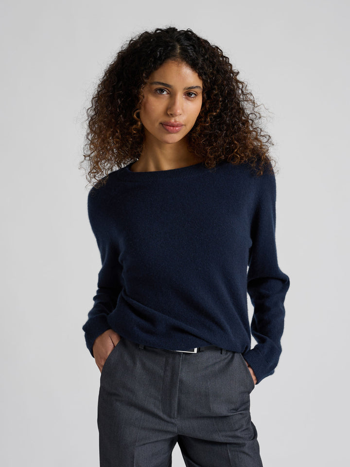 Kashmirgenser "Anna" i 100% cashmere. Norsk design fra Kashmina. Farge: Navy / dark blue.