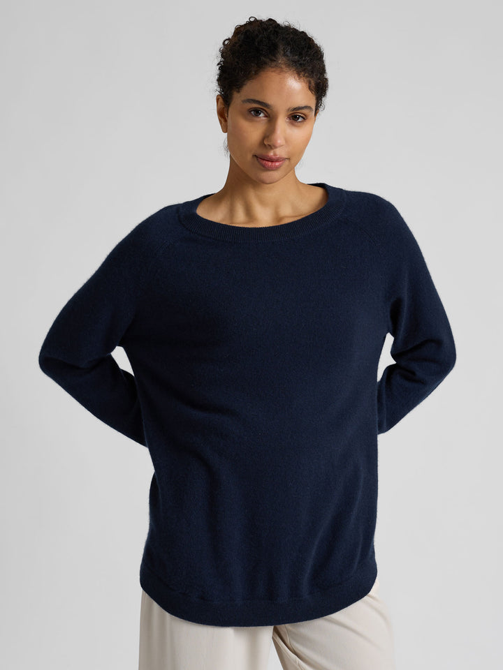 Kashmirgenser "Anna" i 100% cashmere. Norsk design fra Kashmina. Farge: Navy / dark blue.