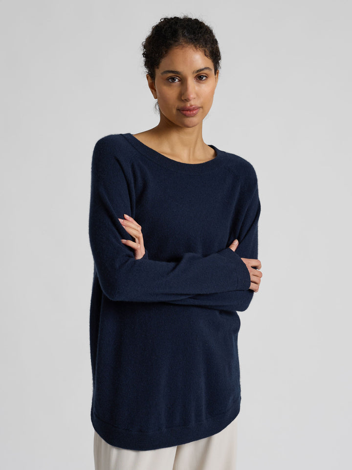 Kashmirgenser "Anna" i 100% cashmere. Norsk design fra Kashmina. Farge: Navy / dark blue.