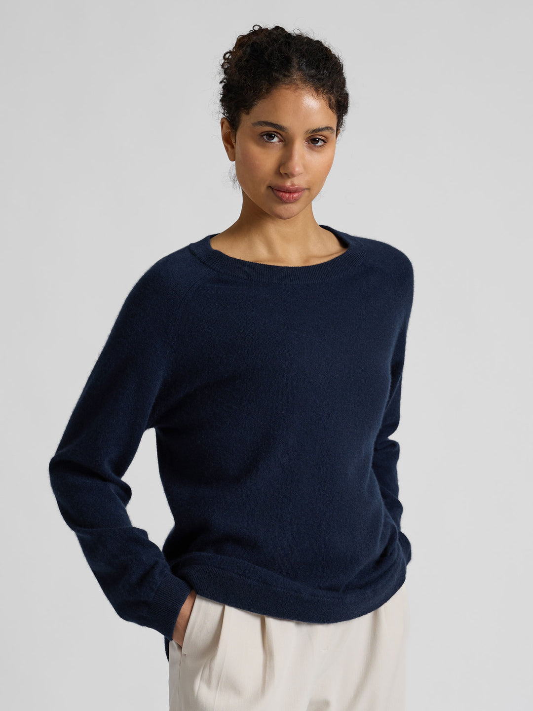Kashmirgenser "Anna" i 100% cashmere. Norsk design fra Kashmina. Farge: Navy / dark blue.