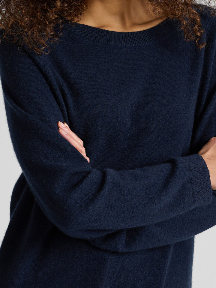 Kashmirgenser "Anna" i 100% cashmere. Norsk design fra Kashmina. Farge: Navy / dark blue.