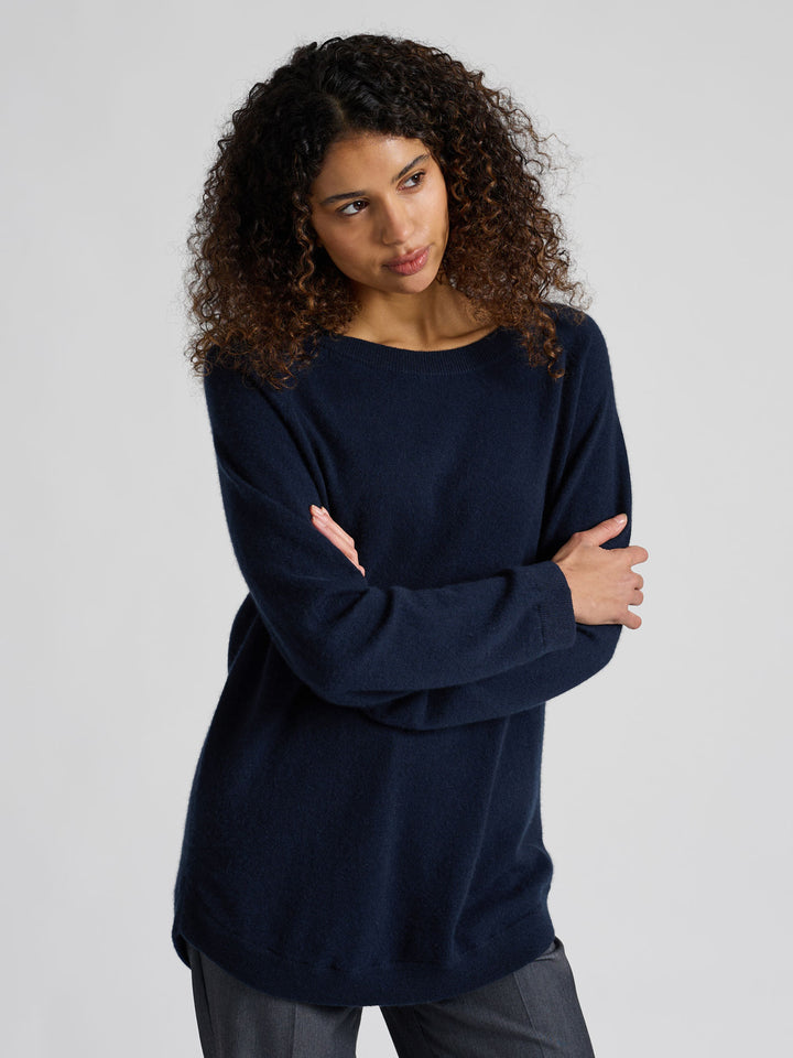 Kashmirgenser "Anna" i 100% cashmere. Norsk design fra Kashmina. Farge: Navy / dark blue.