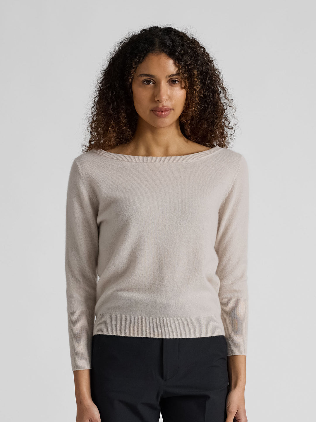 Kashmirgenser "Asta" i 100% ren kasjmirull. Norsk design fra Kashmina. Farge: Cream.