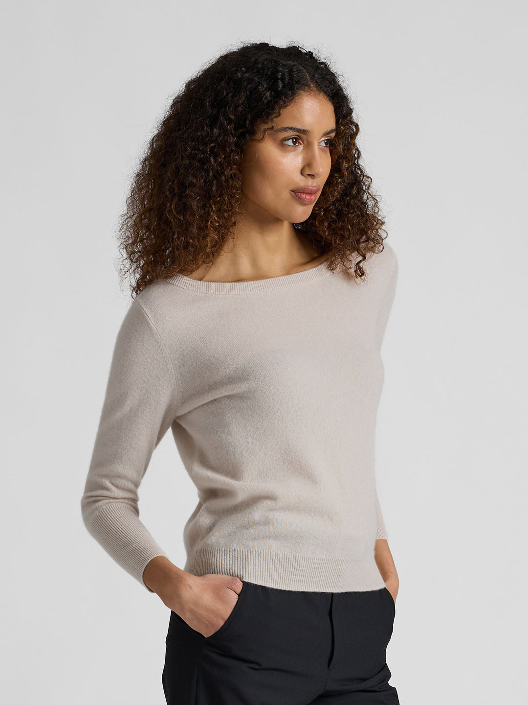 Kashmirgenser "Asta" i 100% ren kasjmirull. Norsk design fra Kashmina. Farge: Cream.