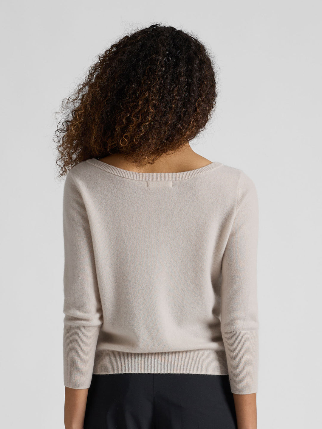 Kashmirgenser "Asta" i 100% ren kasjmirull. Norsk design fra Kashmina. Farge: Cream.