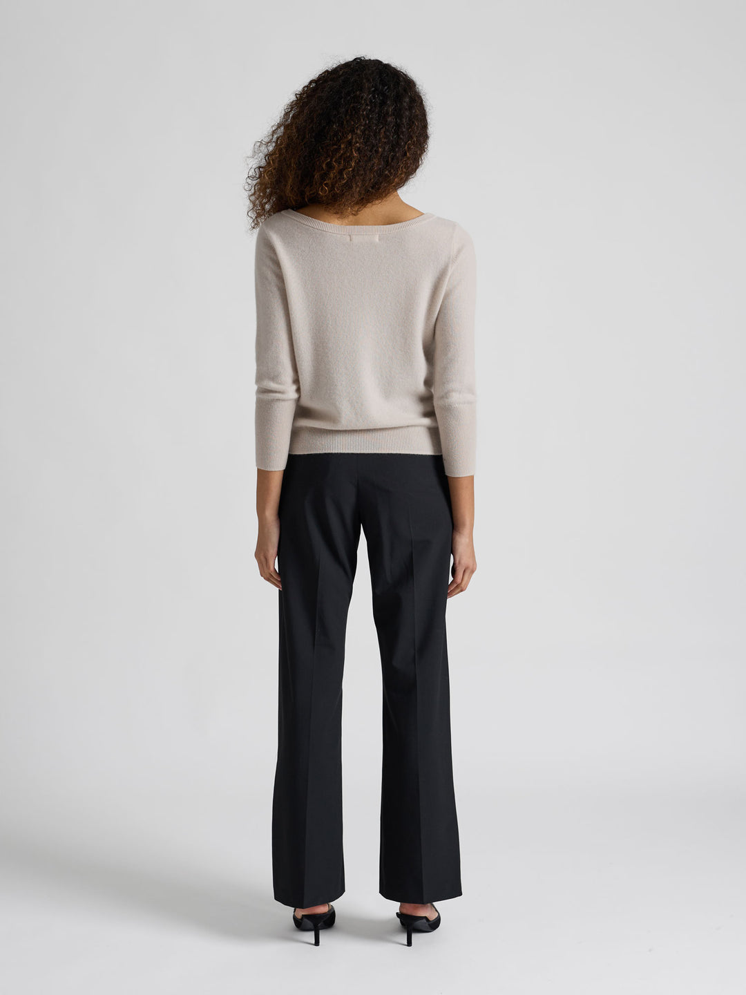 Kashmirgenser "Asta" i 100% ren kasjmirull. Norsk design fra Kashmina. Farge: Cream.