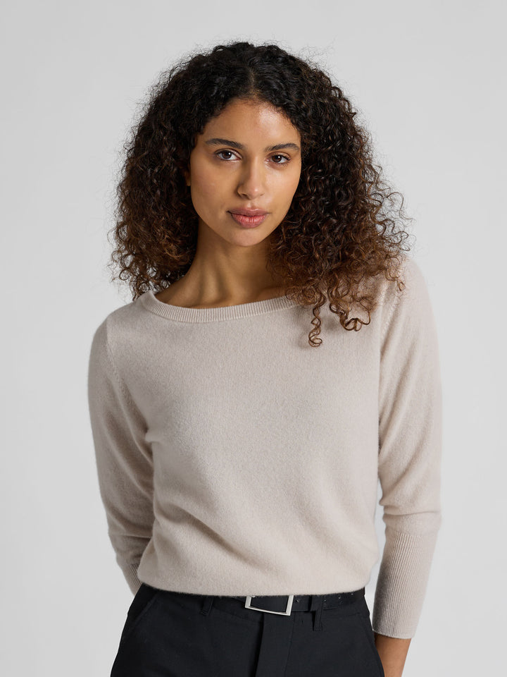 Kashmirgenser "Asta" i 100% ren kasjmirull. Norsk design fra Kashmina. Farge: Cream.