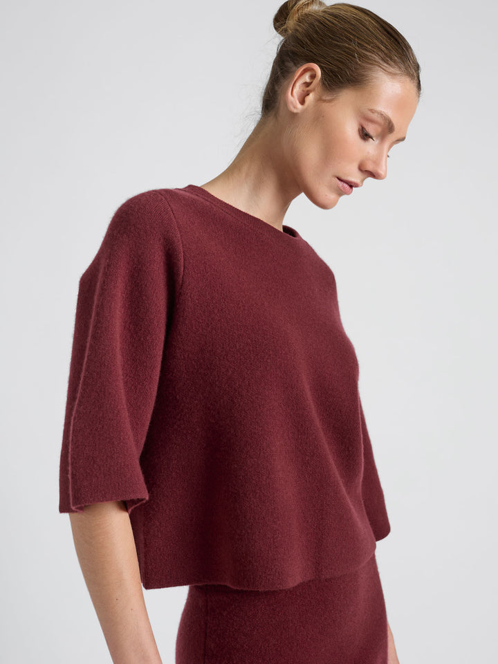 Kashmirgenser "Dina" i 100% ren kasjmirull. Norsk design fra Kashmina. Farge: Bordeaux.