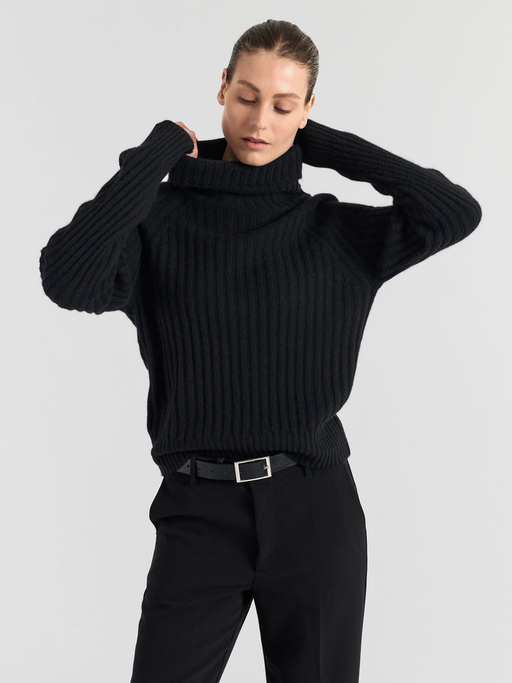 Høyhalset ribbestrikket kashmirgenser "Eline" i 100% cashmere. Norsk design fra Kashmina. Farge: Sort.