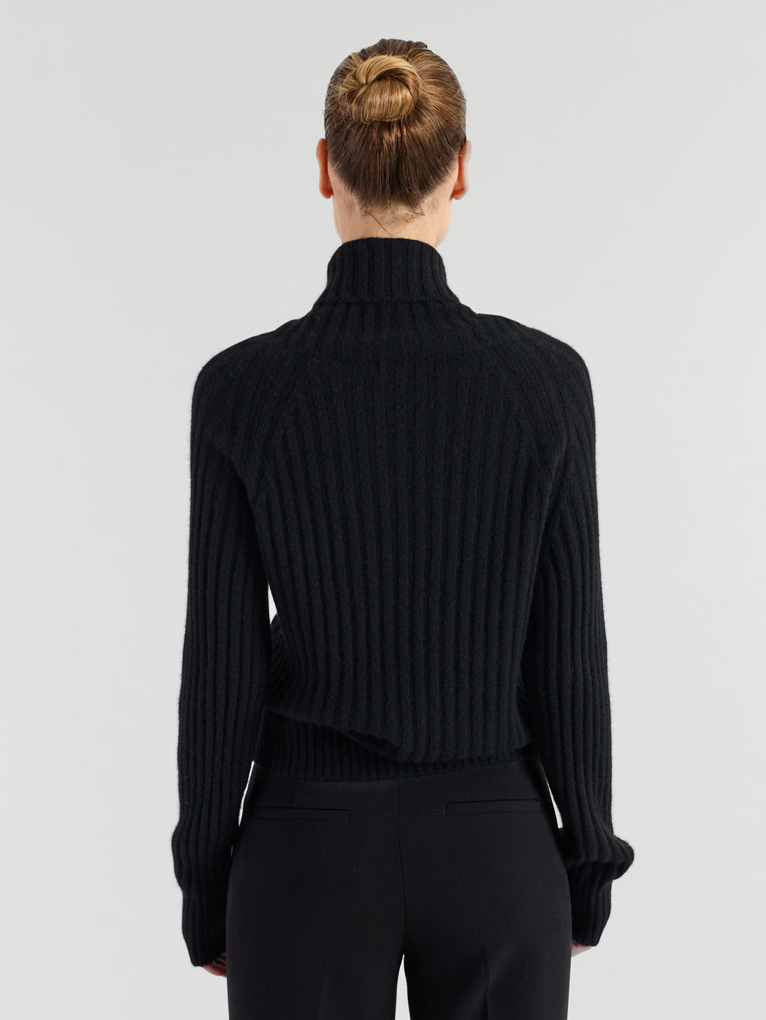 Høyhalset ribbestrikket kashmirgenser "Eline" i 100% cashmere. Norsk design fra Kashmina. Farge: Sort.
