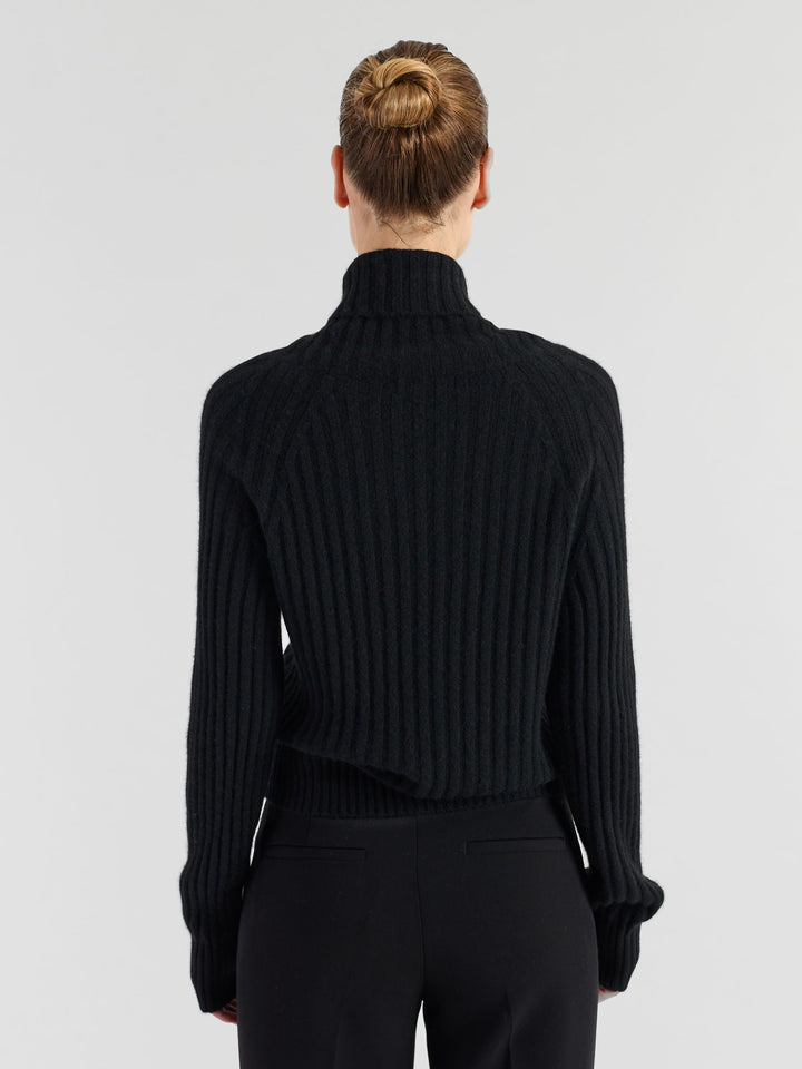 Høyhalset ribbestrikket kashmirgenser "Eline" i 100% cashmere. Norsk design fra Kashmina. Farge: Sort.