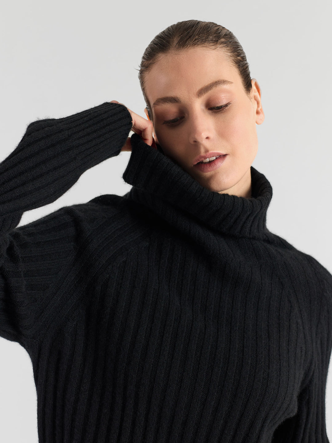Høyhalset ribbestrikket kashmirgenser "Eline" i 100% cashmere. Norsk design fra Kashmina. Farge: Sort.