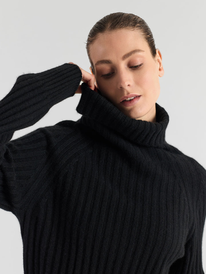 Høyhalset ribbestrikket kashmirgenser "Eline" i 100% cashmere. Norsk design fra Kashmina. Farge: Sort.