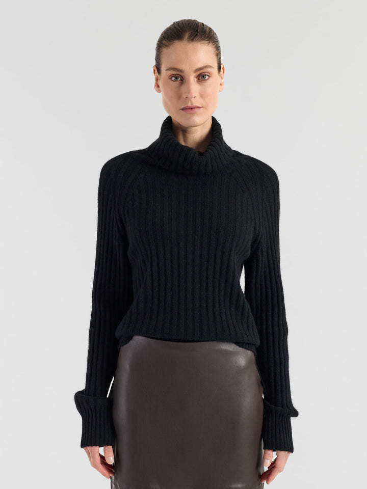 Høyhalset ribbestrikket kashmirgenser "Eline" i 100% cashmere. Norsk design fra Kashmina. Farge: Sort.