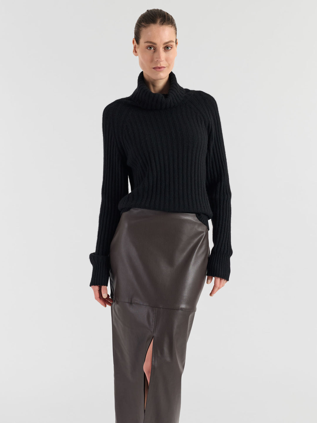 Høyhalset ribbestrikket kashmirgenser "Eline" i 100% cashmere. Norsk design fra Kashmina. Farge: Sort.