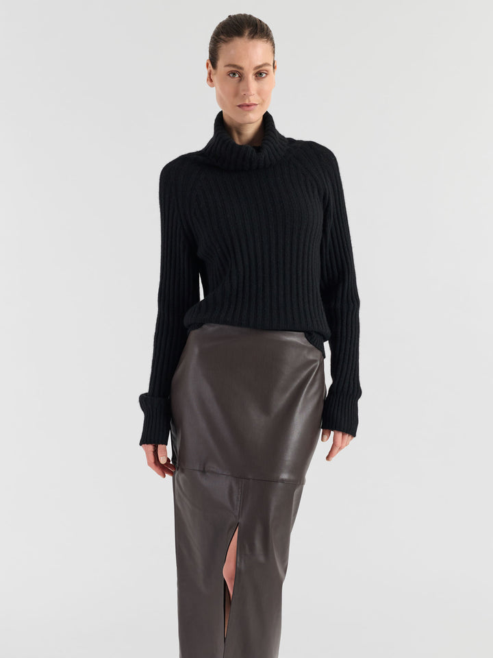 Høyhalset ribbestrikket kashmirgenser "Eline" i 100% cashmere. Norsk design fra Kashmina. Farge: Sort.