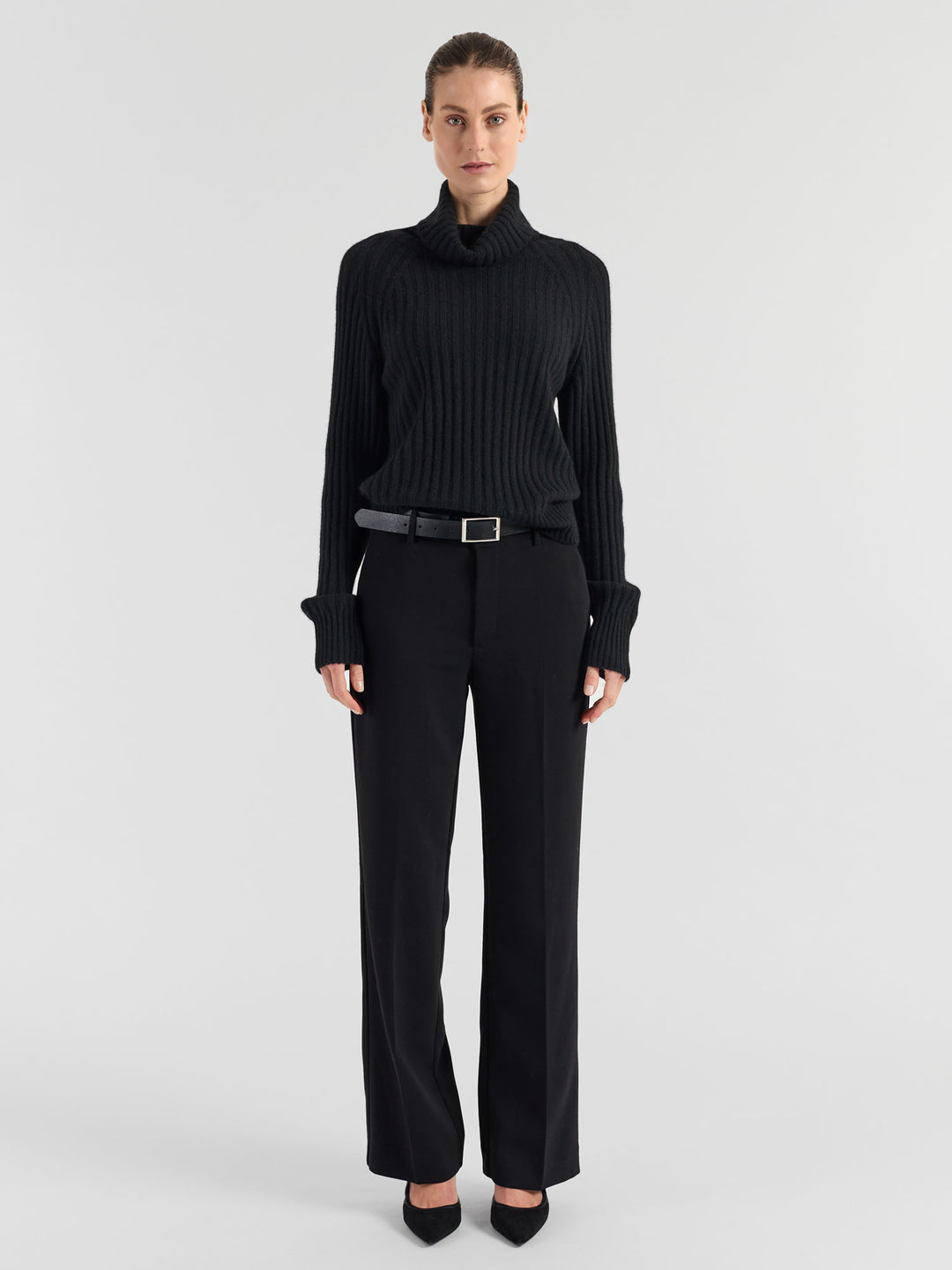 Høyhalset ribbestrikket kashmirgenser "Eline" i 100% cashmere. Norsk design fra Kashmina. Farge: Sort.