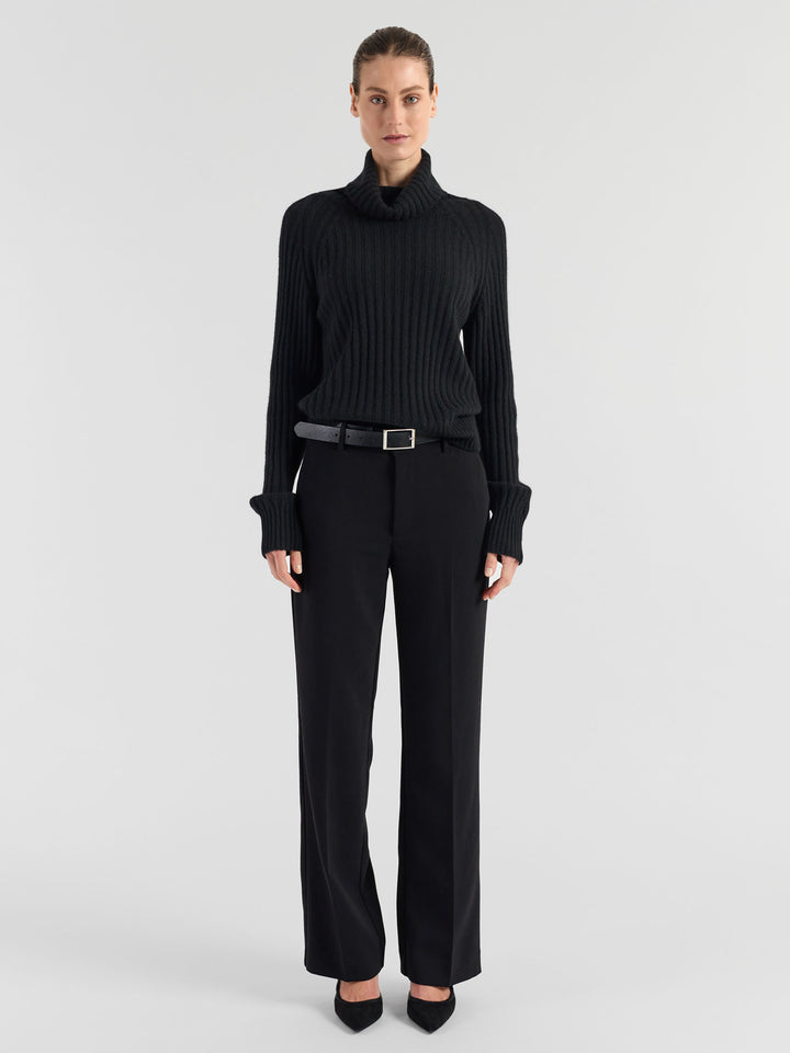 Høyhalset ribbestrikket kashmirgenser "Eline" i 100% cashmere. Norsk design fra Kashmina. Farge: Sort.
