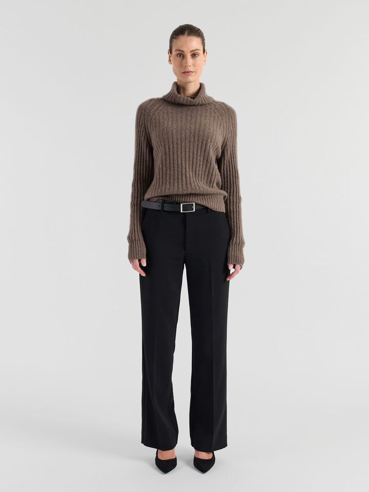 Høyhalset ribbestrikket kashmirgenser "Eline" i 100% cashmere. Norsk design fra Kashmina. Farge: Dark Toast.