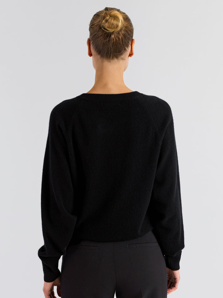 Sort rundhalset kashmirgenser "Embla", i 100% ren cashmere fra Kashmina, norsk design.