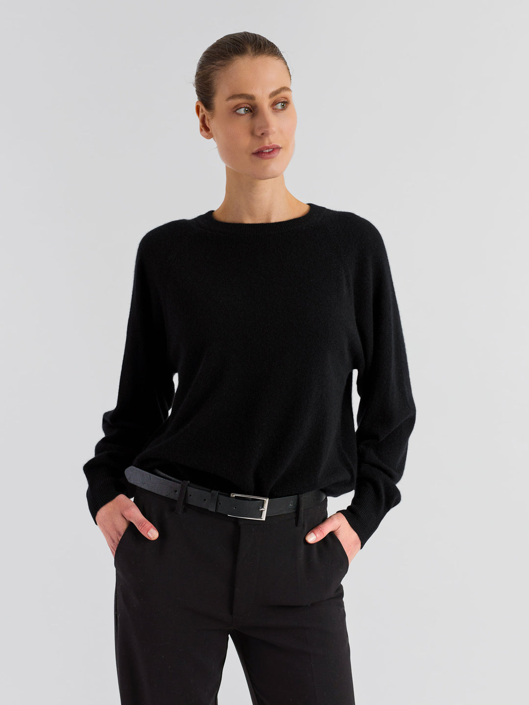 Sort rundhalset kashmirgenser "Embla", i 100% ren cashmere fra Kashmina, norsk design.