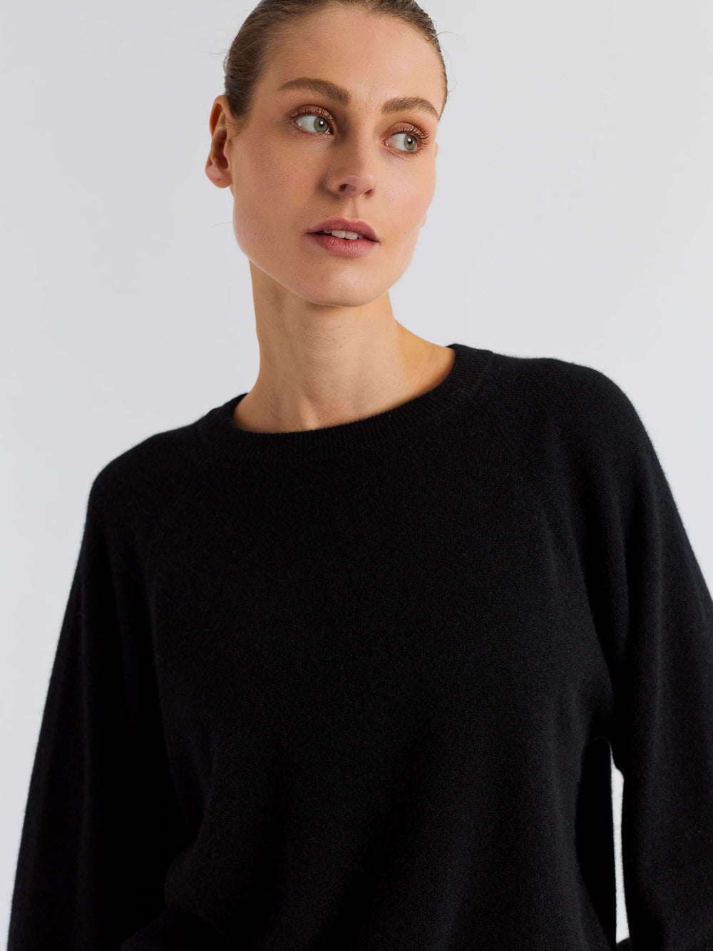Sort rundhalset kashmirgenser "Embla", i 100% ren cashmere fra Kashmina, norsk design.