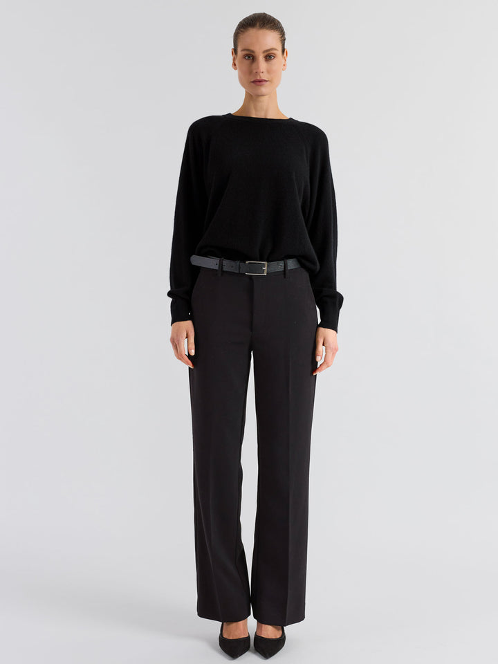 Sort rundhalset kashmirgenser "Embla", i 100% ren cashmere fra Kashmina, norsk design.