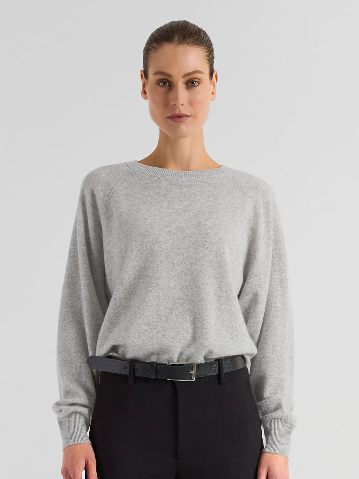 Rundhalset kashmirgenser "Embla" i 100% ren cashmere. Norsk design fra Kashmina. Farge: Lys grå.