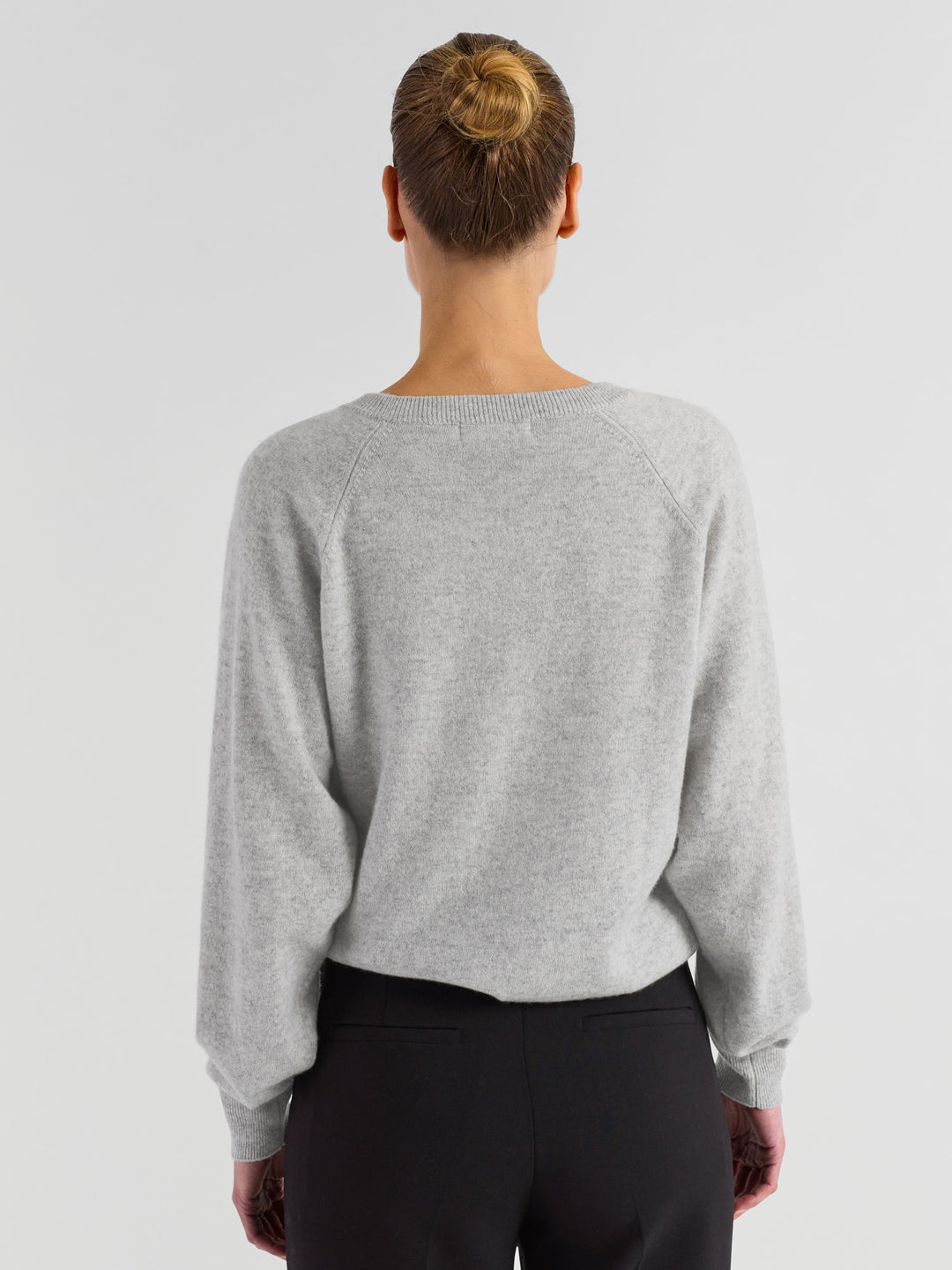 Rundhalset kashmirgenser "Embla" i 100% ren cashmere. Norsk design fra Kashmina. Farge: Lys grå.