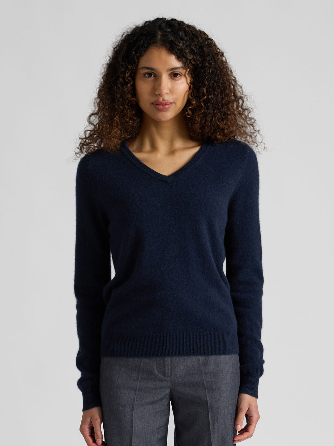 Kashmirgenser med v-hals "Erle" i 100% ren cashmere. Norsk design fra Kashmina. Farge: Navy / mørk blå.