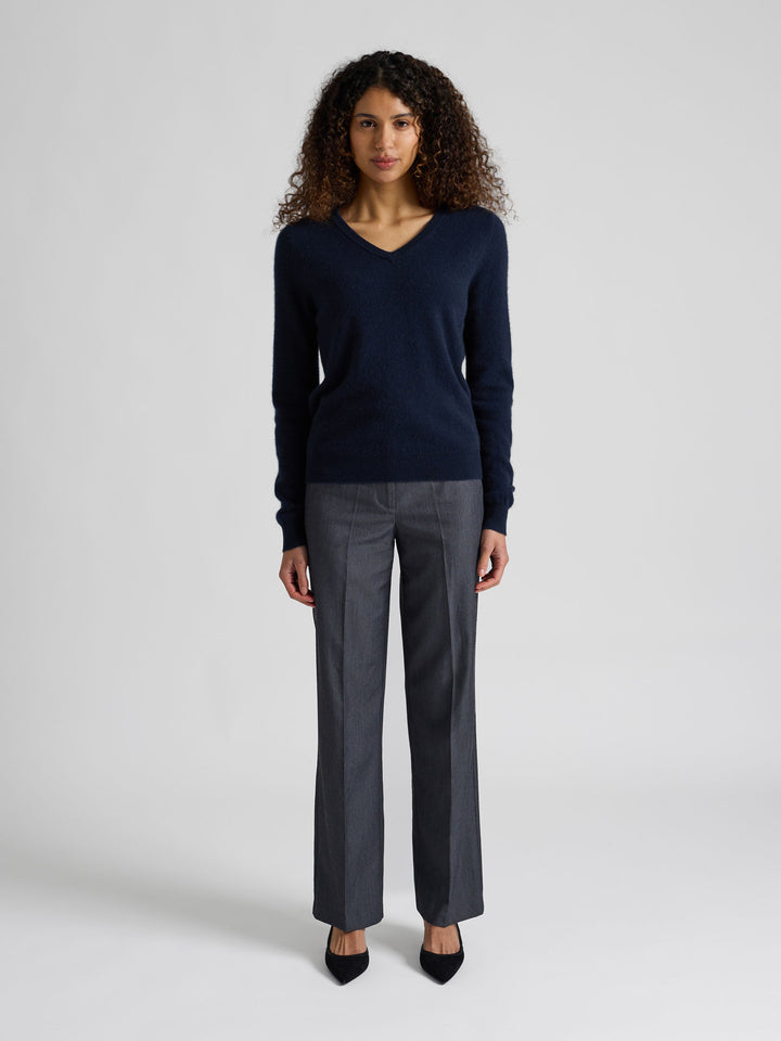 Kashmirgenser med v-hals "Erle" i 100% ren cashmere. Norsk design fra Kashmina. Farge: Navy / mørk blå.