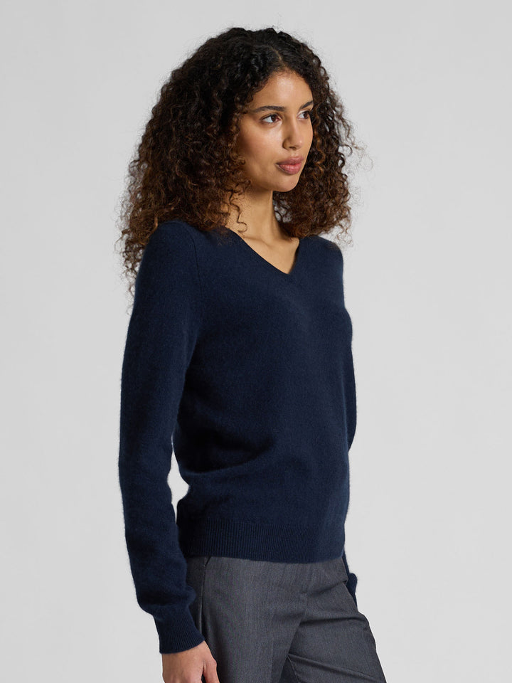 Kashmirgenser med v-hals "Erle" i 100% ren cashmere. Norsk design fra Kashmina. Farge: Navy / mørk blå.