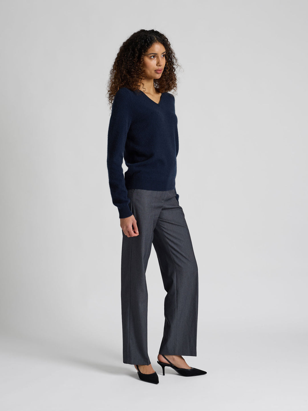 Kashmirgenser med v-hals "Erle" i 100% ren cashmere. Norsk design fra Kashmina. Farge: Navy / mørk blå.