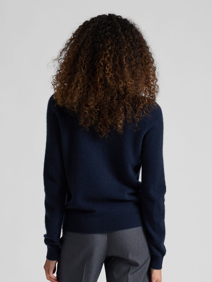Kashmirgenser med v-hals "Erle" i 100% ren cashmere. Norsk design fra Kashmina. Farge: Navy / mørk blå.