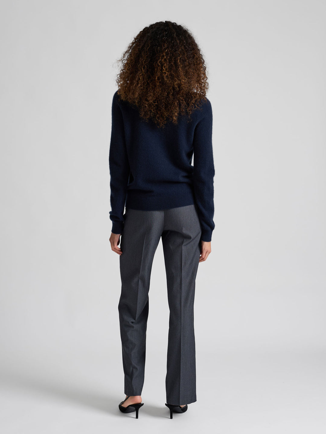 Kashmirgenser med v-hals "Erle" i 100% ren cashmere. Norsk design fra Kashmina. Farge: Navy / mørk blå.