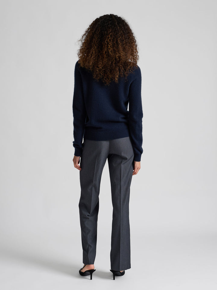 Kashmirgenser med v-hals "Erle" i 100% ren cashmere. Norsk design fra Kashmina. Farge: Navy / mørk blå.