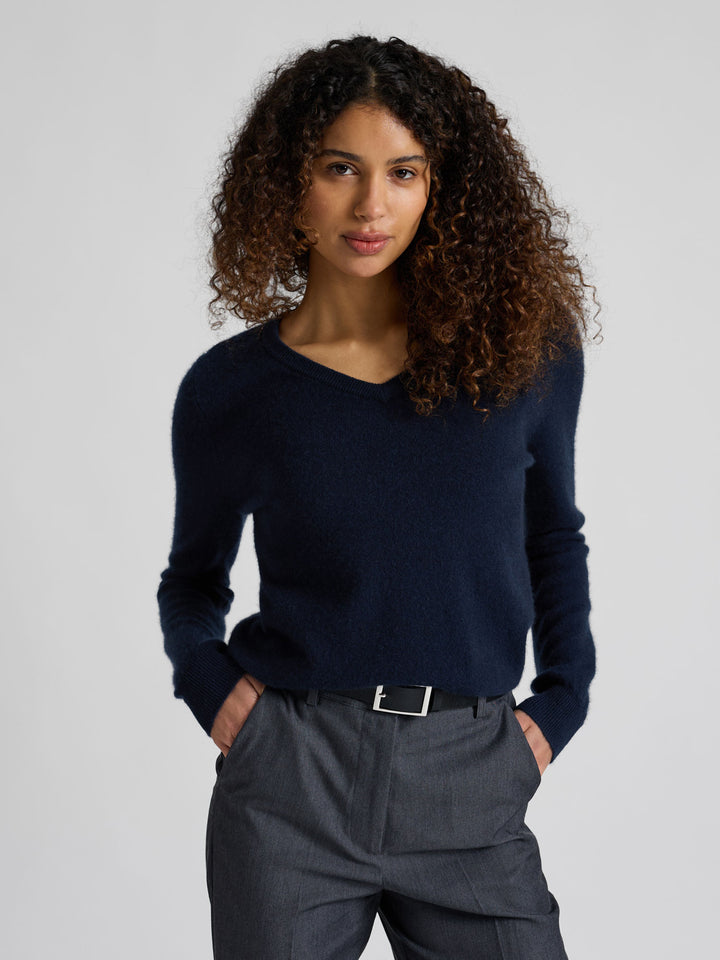 Kashmirgenser med v-hals "Erle" i 100% ren cashmere. Norsk design fra Kashmina. Farge: Navy / mørk blå.