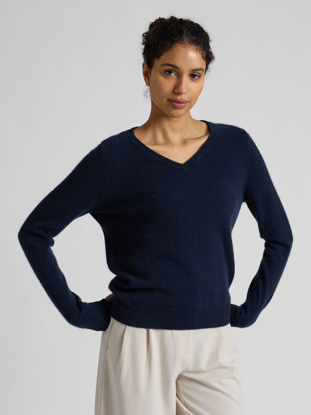 Kashmirgenser med v-hals "Erle" i 100% ren cashmere. Norsk design fra Kashmina. Farge: Navy / mørk blå.