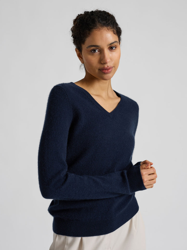 Kashmirgenser med v-hals "Erle" i 100% ren cashmere. Norsk design fra Kashmina. Farge: Navy / mørk blå.