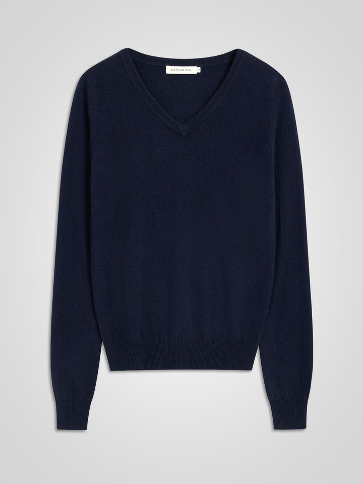 Kashmirgenser med v-hals "Erle" i 100% ren cashmere. Norsk design fra Kashmina. Farge: Navy / mørk blå.