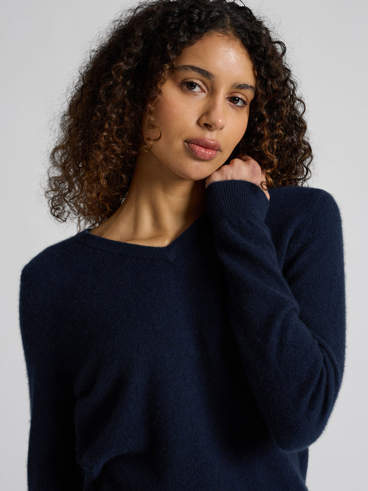 Kashmirgenser med v-hals "Erle" i 100% ren cashmere. Norsk design fra Kashmina. Farge: Navy / mørk blå.